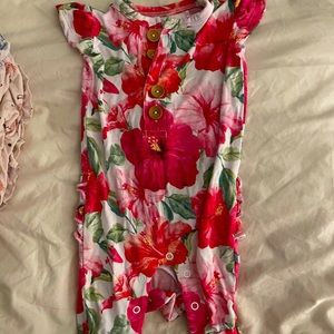 Posh peanut short sleeve ruffle footie- Maui